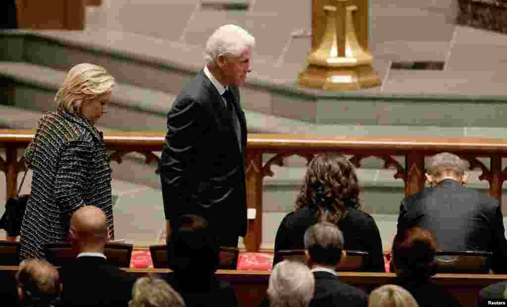 L'ancienne première dame Hillary Clinton et l'ancien président Bill Clinton aux funérailles de l'ex-première dame Barbara Bush, à l'église épiscopale de St. Martin, Houston, Texas, 21 avril 2018. 