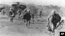 រូបឯកសារ៖ ទាហាន​ម៉ារីន​អាមេរិក​រត់​ចេញ​ពី​ឧត្ថម្ភាគចក្រ GH53 ដែល​បាន​ចុះ​​​នៅ​​លើ​កោះតាង​ ចម្ងាយ​ប្រមាណ​៥០​គ.ម.​ពី​ឆ្នេរ​សមុទ្រ​កម្ពុជា​ ដើម្បី​ជួយ​សង្គ្រោះ​​នាវា​ពាណិជ្ជកម្ម​អាមេរិក Mayaguez ពី​​ទាហាន​ខ្មែរ​ក្រហម​ កាល​ពី​ថ្ងៃ​ទី​១៥ ខែ​ឧសភា ឆ្នាំ​១៩៧៥។ (AP Photo) 