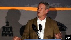 ARHIVA - Guverner Tenesija Bil Li obraća se pristalicama posle osvojenog novog mandata, 8. novembra 2022, u Frenklinu, u Tenesiju. (Foto: AP/Mark Humphrey)
