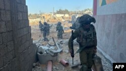 این تصویر که ارتش اسرائیل منتشر کرده است، نیروهای نظامی را در جریان عملیات در شمال غزه، نشان می دهد - ۱۶ آبان ۱۴۰۲