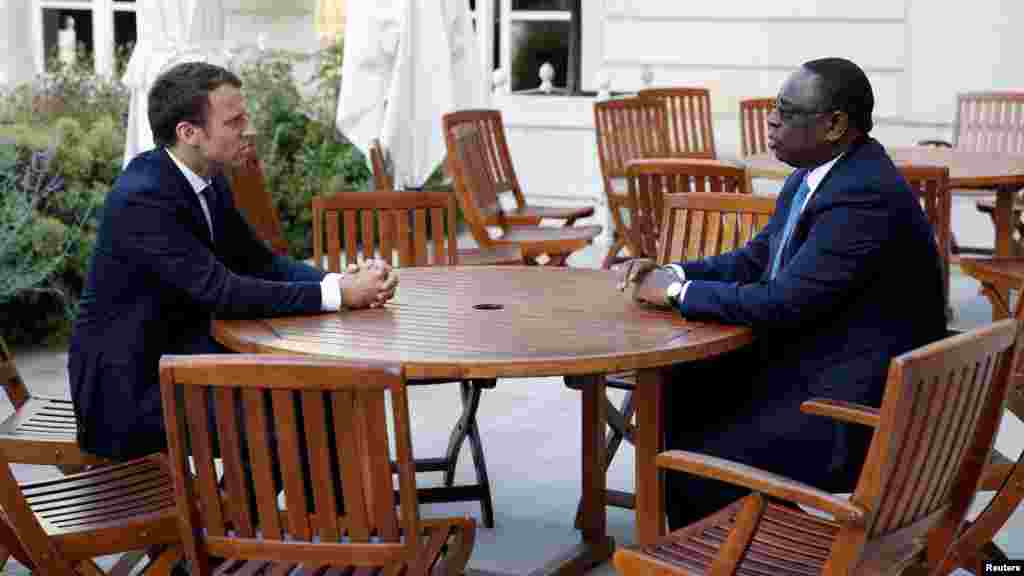 Le président français Emmanuel Macronet son homologue sénégalais Macky Sall à l&#39;Élysée, à Paris, le 12 juin 2017.
