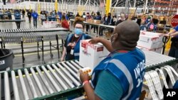 미국 제약사 존슨앤드존슨이 개발한 신종 코로나바이러스 백신이 켄터키주 셰퍼즈빌 맥케슨의 보관 시설에서 배포되고 있다. 