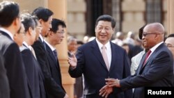 President Afsel Jacob Zuma (kanan) menyambut kunjungan Presiden China Xi Jinping (tengah) ke Pretoria (26/3). Bantuan pemerintah China ke benua Afrika terus meningkat. 