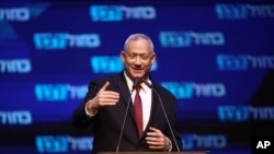 Beni Ganc se obraća pristalicama u sedištu stranke