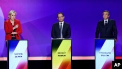 Kandidat dalam pilpres Perancis dari ekstrem kanan Partai Front Nasional, Marine Le Pen (kiri), kandidat presiden dari ekstrem kiri Partai Sosialis Perancis, Benoit Hamon (tengah), dan kandidat presiden dari sayap kanan Partai Les Republicains, Francois Fillon dalam debat di televisi nasiona Perancis, France 2 di Saint Cloud, di luar Perancis, hari Kamis, 20 April 2017 (foto: Martin Bureau/Pool Photo via AP)
