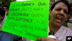 Seorang anggota komunitas minoritas Pakistan meneriakkan slogan-slogan selama demonstrasi menentang hukuman seorang pria Kristen atas tuduhan penistaan ​​agama dan mengutuk undang-undang penistaan ​​agama di negara itu, 2 Juli 2024 (foto: dok). 