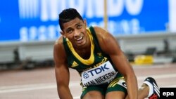 Le Sud-Africain Wayde Van Niekerk se couche sur la piste après avoir remporté la finale du 400m lors des Championnats du monde au Stade national, également connu sous le nom de Nid d'oiseau, à Pékin, Chine, 26 août 2015. epa/ FRANCK ROBICHON