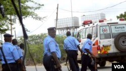 Polisi Kenya dan petugas medis tiba di lokasi Universitas Garissa di Kenya, Kamis (2/4).
