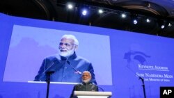 លោក Narendra Modi នាយក​រដ្ឋ​មន្ត្រី​ឥណ្ឌា ថ្លែង​បើក​កិច្ច​ពិភាក្សា​លើក​ទី​១៧​នៃសន្និសីទ​ការពារ​ប្រទេស​ប្រចាំ​ឆ្នាំ​ Shangri la នៅ​ប្រទេស​សិង្ហបុរី​កាល​ពី​ថ្ងៃ​ទី​១ មិថុនា ២០១៨។