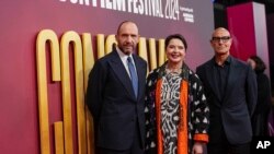 Рэйф Файнс (слева направо), Изабелла Росселлини и Стэнли Туччи на премьере фильма «Конклав» во время Лондонского кинофестиваля. 10 октября 2024 года.