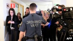 Awak media menunggu di luar pengadilan Stockholm Selasa (13/2), pada sidang dakwaan terhadap Rakhmat Akilov yang melakukan serangan teror dengan truk. 