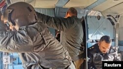 Arhiva - Pripadnici iračkih bezvednosnih snaga u helikopteru tokom vojne operacije potrage za pripadnicima milicija Islamske države, u Anbaru, Irak, 29. decembra 2019.