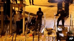 Petugas polisi Israel membongkar detektor logam di luar kompleks Masjid Al-Aqsa di Kota Tua Jerusalem, 25 Juli 2017.