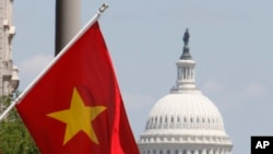 ទង់ជាតិ​វៀតណាម​ត្រូវ​បាន​គេ​បំពាក់​នៅ​ពី​មុខ​សណ្ឋាគារ​មួយ​ក្នុង​រដ្ឋធានី​វ៉ាស៊ីនតោន ក្នុង​ពេល​ទស្សនកិច្ច​របស់​លោក​ប្រធានាធិបតី​វៀតណាម Nguyen Minh Triet កាលពី​ថ្ងៃទី២២​ ខែមិថុនា ឆ្នាំ២០០៧។