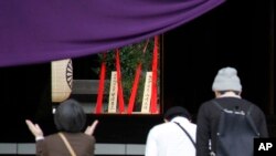 Sesaji ritual kiriman PM Jepang Shinzo Abe terlihat dipsang di Kuil Yasukuni di Tokyo dalam peringatan Festival Musim Semi, 21 April 2015.