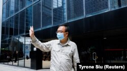 Aktivis pro-demokrasi Cheung Man-kwong meninggalkan pengadilan setelah hukumannya ditangguhkan di Hong Kong, China, 15 September 2021. (Foto: REUTERS/Tyrone Siu)