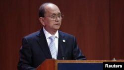 Presiden Burma, Thein Sein menyampaikan pujian kepada Aung San Suu Kyi atas peran pentingnya dalam laju demokrasi di negaranya saat berpidato di hadapan Perhimpunan Masyarakat Asia di New York (27/9).