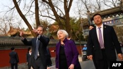 រដ្ឋមន្ត្រី​ក្រសួង​ហិរញ្ញវត្ថុ​សហរដ្ឋ​អាមេរិក​អ្នកស្រី Jenet Yellen (កណ្តាល) និង​ឯកអគ្គរដ្ឋទូត​អាមេរិក​នៅប្រទេស​ចិនលោក Nicholas Burns (ឆ្វេង) ធ្វើ​ទស្សនកិច្ច​នៅ​ទីក្រុង​ប៉េកាំង​ប្រទេស​ចិន​កាលពីថ្ងៃទី​០៨ មេសា ឆ្នាំ២០២៤។(Photo by Pedro PARDO / AFP)