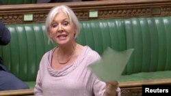រូបឯកសារ៖ លោកស្រី Nadine Dorries ​អនុរដ្ឋ​លេខា​ធិការ​សុខាភិបាលថ្លែងទៅកាន់សភានៅក្រុងឡុងដ៍ ប្រទេសអង់គ្លេស កាលពីថ្ងៃទី០៣ ខែមេសា ឆ្នាំ២០១៩។ 