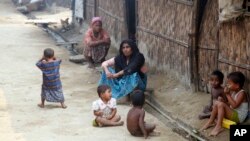 Pengungsi muslim Rohingya tinggal di penampungan sementara di kamp Da Paing, utara Sittwe, negara bagian Rakhine (foto: dok).