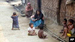Muslim Myanmar, yang menyebut diri mereka sebagai kaum yang teraniaya “Muslim Rohingya” duduk di kamp penampungan pengungsi Da Paing di Sittwe Utara, di negara bagian Rakhine, Myanmar (Foto: dok). 
