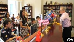 Frank J. Whitaker (kanan), Atase Kebudayaan Kedutaan Besar Amerika Serikat di Indonesia, berbincang dengan para peserta program pertukaran pelajar Kennedy-Lugar Youth Exchange and Study (YES). (VOA/Petrus Riski)