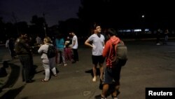 មនុស្ស​ម្នា​នាំ​គ្នា​មក​ឈរ​លើ​ដង​ផ្លូវ​បន្ទាប់​ពី​មាន​គ្រោះ​រញ្ជួយ​​ដី​​មួយ​ដែល​បាន​វាយ​ប្រហារ​ទីក្រុង​ Mexico City ប្រទេស​ម៉ិកស៊ិក កាល​ពី​ថ្ងៃទី​៧ ខែ​កញ្ញា។