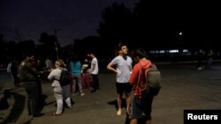 Les gens dans la rue à Mexico, après le seisme dans le sud du Mexique qui a été ressenti jusque dans la capitale , le 7 septembre 2017.