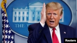 លោក​ប្រធានាធិបតី ដូណាល់ ត្រាំ ថ្លែង​នៅ​ក្នុង​សន្និសីទ​កាសែត​នៅ​សេតវិមាន ក្នុង​រដ្ឋធានី​វ៉ាស៊ីនតោន កាលពី​ថ្ងៃទី៦ ខែមេសា ឆ្នាំ២០២០។