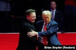 Novoizabrani američki predsjednik Donald Trump sa jednim od najbližih saradnika biznismenom i milijarderom Elonom Muskom. (REUTERS/Brian Snyder)