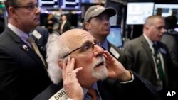 뉴욕 증권거래소 직원이 전광판을 바라보고 있다. 11일, 뉴욕 증시는 이틀 연속 크게 떨어졌다. 