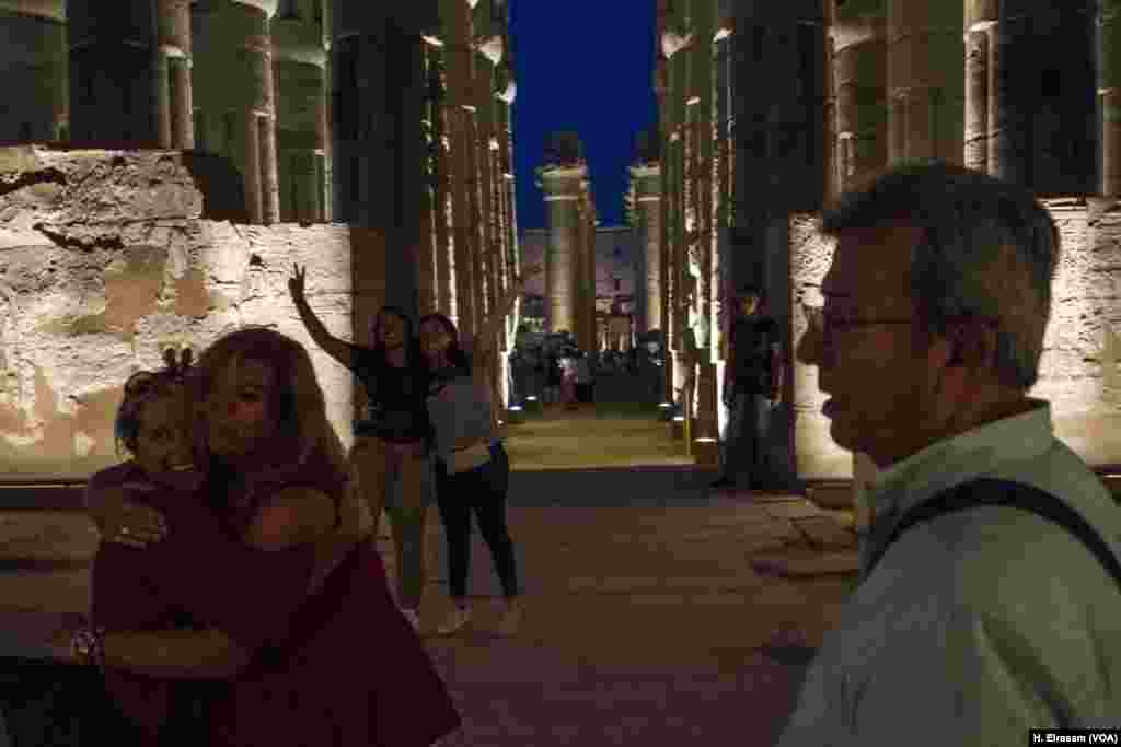 Tourists pose for a photo in Luxor temple, in Luxor, Egypt, Sept. 9, 2017. (H. Elrasam/VOA)