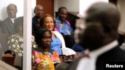 L'ancienne première dame de Côte-d'Ivoire Simone Gbagbo (gauche) regarde alors qu'elle assiste le premier jour de son procès au palais de justice à Abidjan 26 Décembre 2014. 