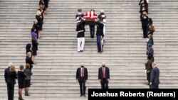 Peti jenazah mendiang Hakim Agung Ruth Bader Ginsburg di Gedung Capitol, di Washington D.C., 25 September 2020. (Foto: Reuters)