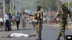 대규모 반정부 시위가 벌어진 부룬디 부잠부라에서 18일 시위대 일원이 군인들 앞에 누워서 시위하고 있다. 