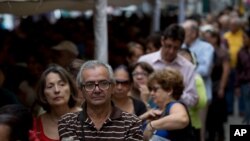 Antrian untuk mengukuhkan tanda tangan mereka di Dewan Nasional Pemilu. Caracas, Venezuela. (AP Photo/Fernando Liano).