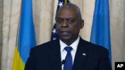 যুক্তরাষ্ট্রের প্রতিরক্ষা মন্ত্রী লয়েড অস্টিন ২০২৪ সালের ২১ অক্টোবর ইউক্রেনের কিয়েভে ইউক্রেনের কূটনৈতিক একাডেমিতে বক্তব্য রাখছেন। ফাইল ছবি।