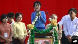 昂山素季在仰光的一次竞选造势集会上讲话(2012年3月22日)