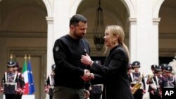 조르자 멜로니(오른쪽) 이탈리아 총리가 13일 로마를 방문한 볼로디미르 젤렌스키 우크라이나 대통령과 환담하고 있다. 