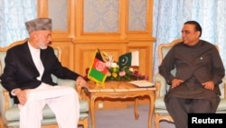 Presiden Afghanistan Hamid Karzai (kiri) dan Presiden Pakistan Asif Ali Zardari bertemu di Mekkah hari Selasa (14/8).