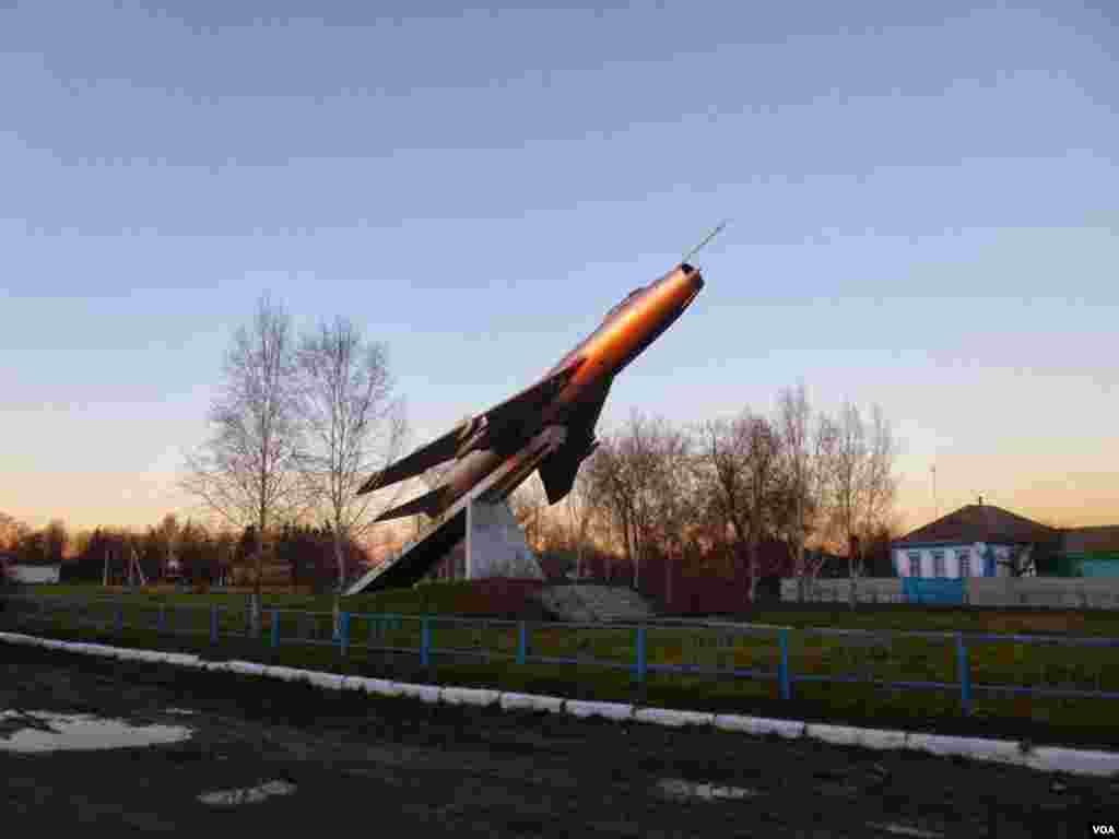 A Soviet-era monument in Zhernklyovy village, eastern Ukraine, Nov. 29, 2013. (Henry Ridgwell for VOA)