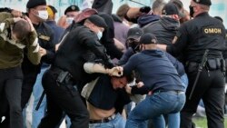 პოლიცია დემონსტრანტებს აკავებს