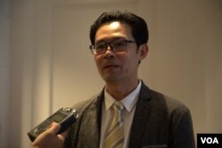 លោក សុង សុខសាន្ត​ អនុប្រធាន​នាយកដ្ឋាន​ឧត្តម​សិក្សា​នៃ​ក្រសួង​អប់រំ​យុវជន​និងកីឡា​ ផ្តល់បទសម្ភាសន៍ដល់​ VOA ក្នុងពិព័រណ៌អប់រំ​ប្រចាំឆ្នាំ២០១៩​ ​នៅ​សណ្ឋាគារ​ Great Duke រាជធានីភ្នំពេញ ថ្ងៃទី​០៤ ខែមីនា ឆ្នាំ២០១៩។ ​(ទុំ ម្លិះ/VOA) ​