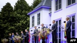 북대서양조약기구(NATO∙나토) 회원국 가운데 7개국 정상들이 27일 네덜란드 헤이그에서 옌스 스톨텐베르그(왼쪽 네번째) 사무총장과 회동한 뒤 공동회견하고 있다. 왼쪽부터 에디 라마 알바니아 총리, 알렉산더르 더크로 벨기에 총리, 안제이 두다 폴란드 대통령, 스톨텐베르그 총장, 마르크 뤼터 네덜란드 총리, 기타나스 나우세다 리투아니아 대통령, 클라우스 요하니스 루마니아 대통령, 요나스 가르 스퇴레 노르웨이 총리.