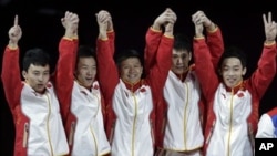 Para pesenam Tiongkok (dari kiri: Feng Zhe, Guo Weiyang, Chen Yibing, Zhang Chenglong dan Zou Kai) berpose seusai penerimaan medali emas di Olimpiade London 2012 (30/7).