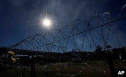 미국 텍사스주 멕시코 접경에 장애물이 설치돼 있다. (자료사진)