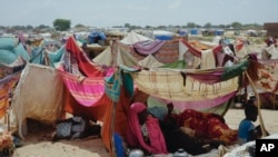 Des femmes qui ont fui la guerre au Soudan se reposent dans un camp de réfugiés à Adré, au Tchad, le samedi 5 octobre 2024.