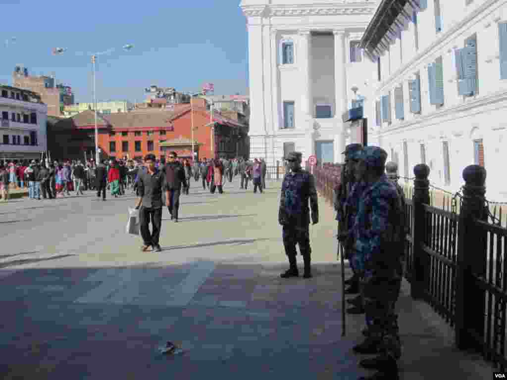 Security forces deployed for elections in Kathmandu, Nov. 19, 2013. (Aru Pande/VOA) 