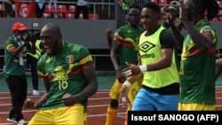 L'attaquant malien Ibrahima Kone (au centre) célèbre après avoir marqué un but le 12 janvier 2022 au stade Omnisport de Limbe au Cameroun lors du match de la Coupe d'Afrique des Nations (CAN) de football entre la Tunisie et le Mali. 