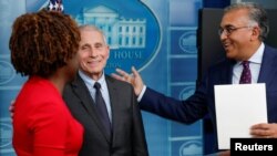 Direktor Nacionalnog instituta za alergije i zarazne bolesti doktor Entoni Fauči na konferenciji za novinare u Beloj kući sa koordinatorom za odgovor na pandemiju kovida 19 doktorom Ašišom Dža i portparolkom Karin Žan Pjer (Foto: REUTERS/Jonathan Ernst)